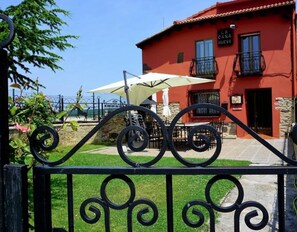 Outdoor dining - Country House 'La Casa Nueva Pequeña' with Private Terrace, Wi-Fi and Air Conditioning (Abejar)