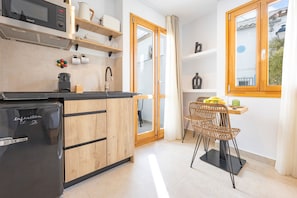 Fridge, microwave, stovetop, coffee/tea maker