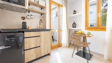 Coffee/tea maker, fridge, microwave, stovetop