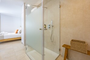 Dusj, hårføner og håndklær