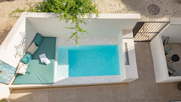 An aerial view of a rooftop pool area with a seating area and a staircase. - Room 'Altea  01' with Shared Pool, Wi-Fi and Air Conditioning (Altea)