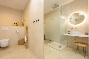 Douche, sèche-cheveux, serviettes fournies