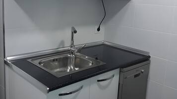 Een koelkast, een magnetron, een oven, een kookplaat