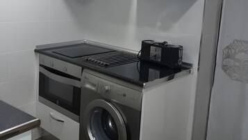 Een koelkast, een magnetron, een oven, een kookplaat