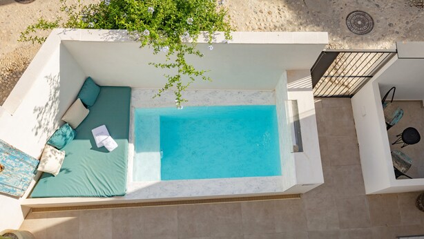 An aerial view of a rooftop pool area with a seating area and a staircase. - Room 'Altea  03' with Shared Pool, Wi-Fi and Air Conditioning (Altea)