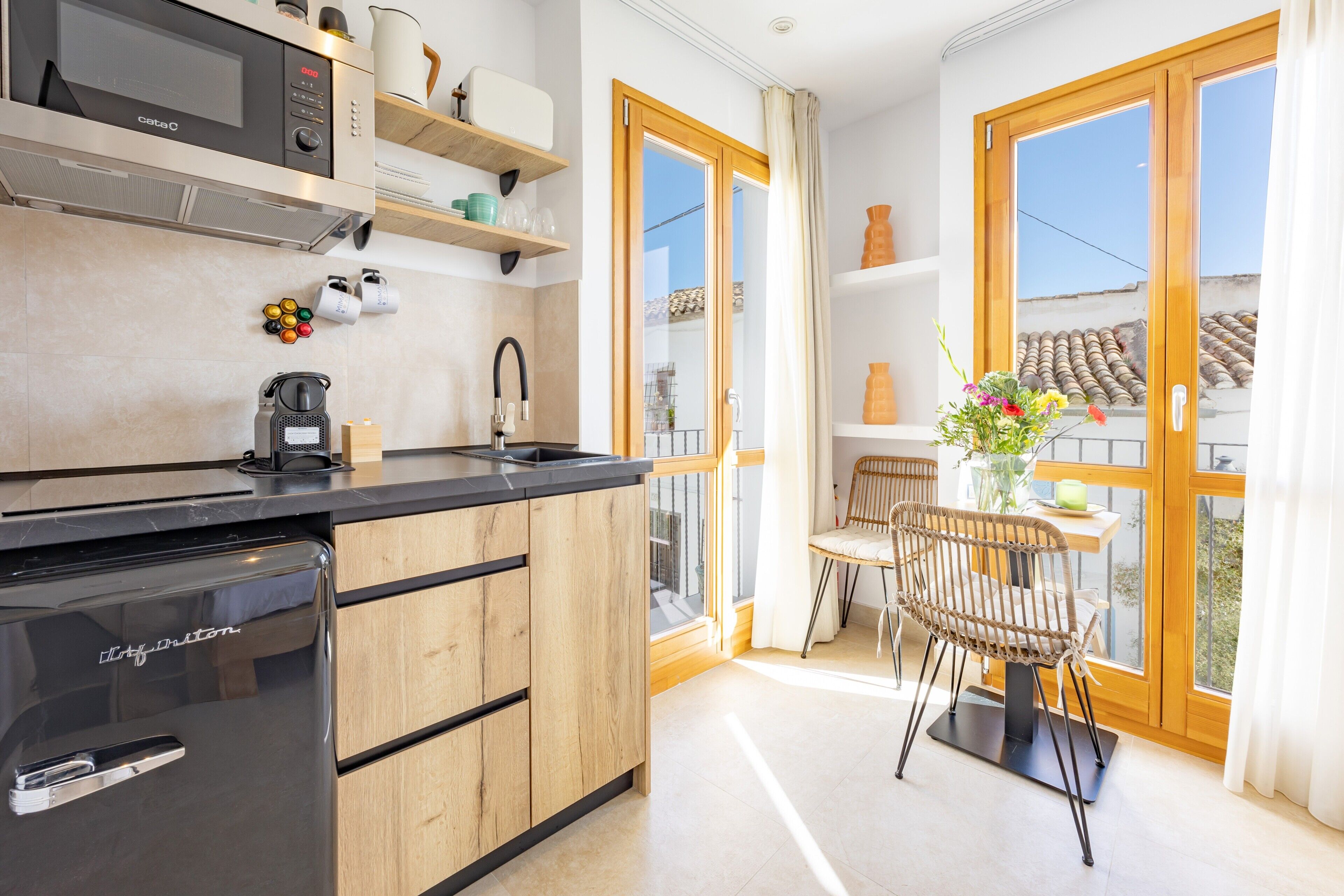 Réfrigérateur, four à micro-ondes, surface de cuisson, cafetière-théière