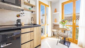 Réfrigérateur, four à micro-ondes, surface de cuisson, cafetière-théière
