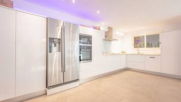 Frigorífico, microondas, horno y placa de cocina