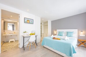 Une chambre à coucher moderne, avec un lit, une table de chevet et un bureau avec une chaise.