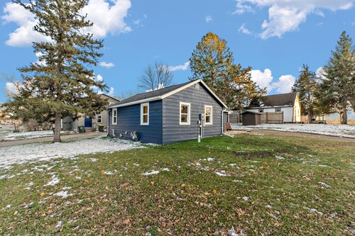 Charming 2-bedroom cottage in delightful Willmar with WiFi, AC