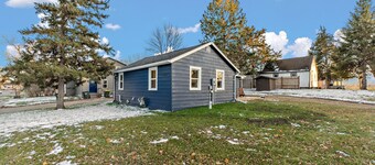 Charming 2-bedroom cottage in delightful Willmar with WiFi, AC