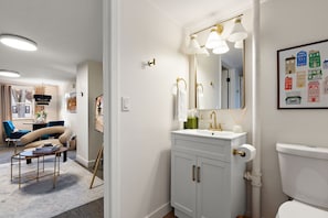 Dusch, hårtork, handdukar och tvål