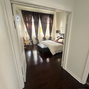 3 室のベッドルーム、デスク、アイロン / アイロン台、旅行用ベビーベッド