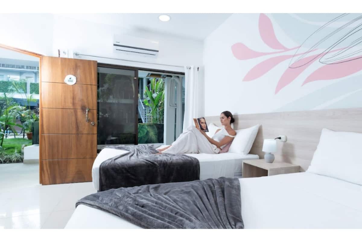 Phòng đôi, quang cảnh hồ bơi | Bộ đồ giường cao cấp, nệm Tempur-Pedic, trang trí khác biệt