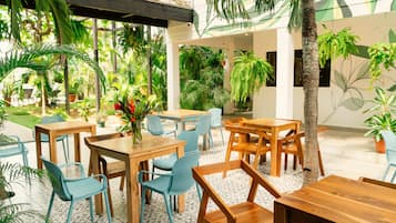 Desayuno completo diario (USD 12 por persona)
