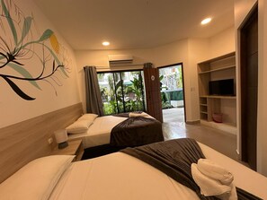 Phòng đôi Tiêu chuẩn, 2 giường đôi, quang cảnh hồ bơi | Bộ đồ giường cao cấp, chăn bông, nệm Tempur-Pedic 