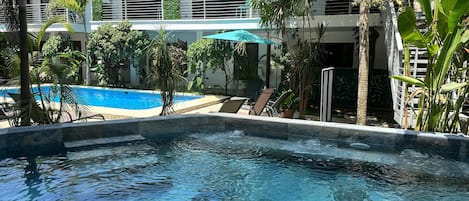 2 udendørs pools, åben fra kl. 07.00 til kl. 22.00, parasoller