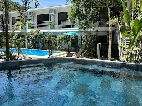 2 piscinas al aire libre, sombrillas, sillones reclinables de piscina