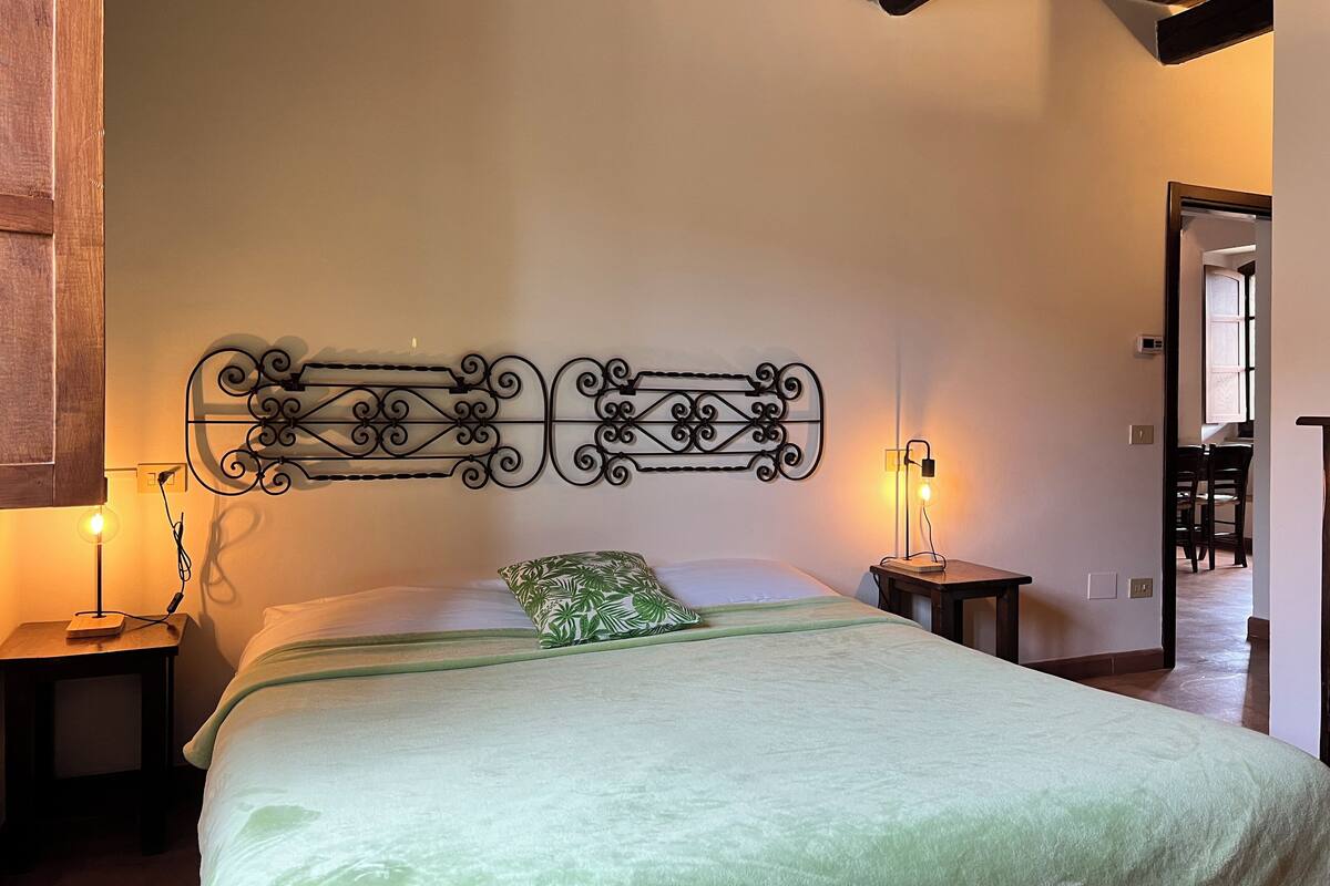 Cofres nos quartos, cortinas blackout, Wi-Fi de cortesia, roupa de cama