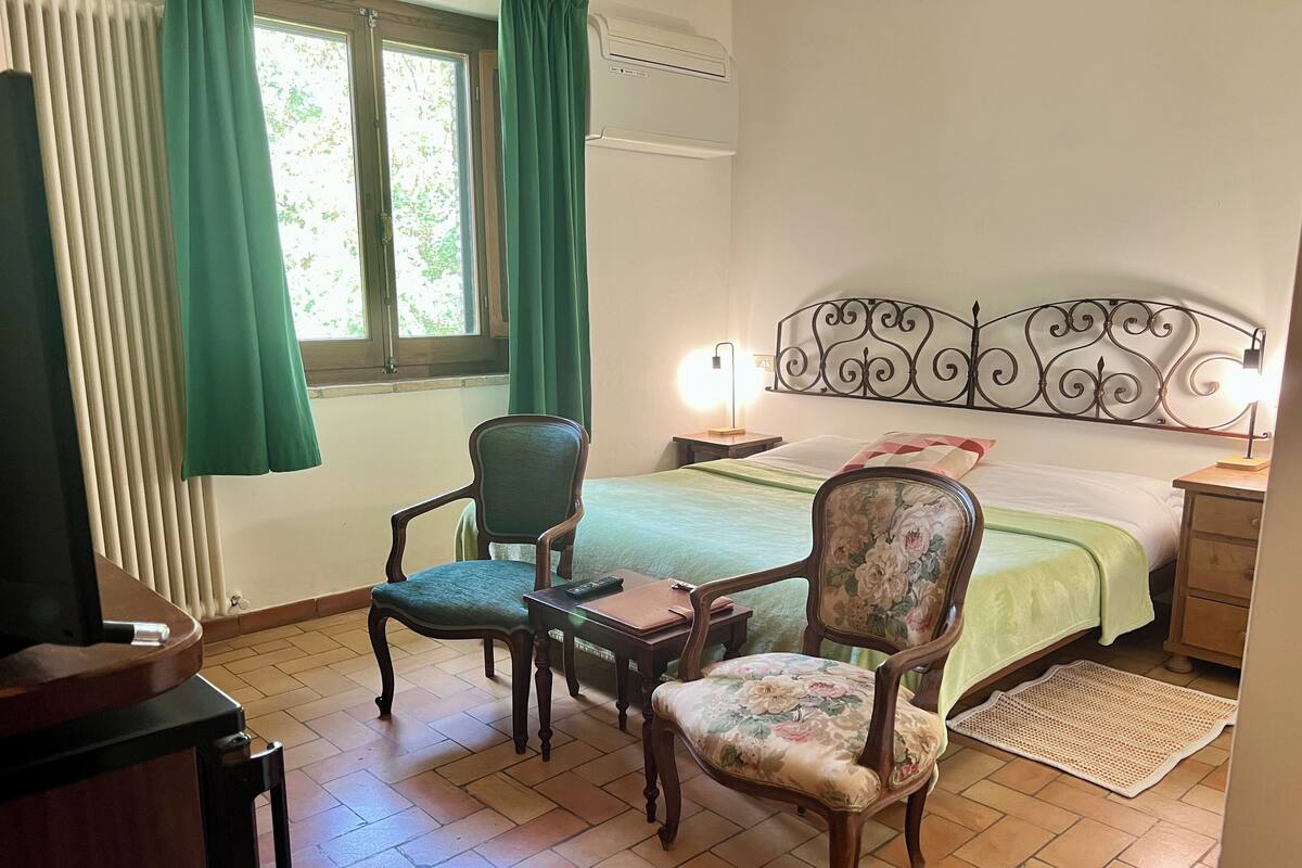 Cofres nos quartos, cortinas blackout, Wi-Fi de cortesia, roupa de cama