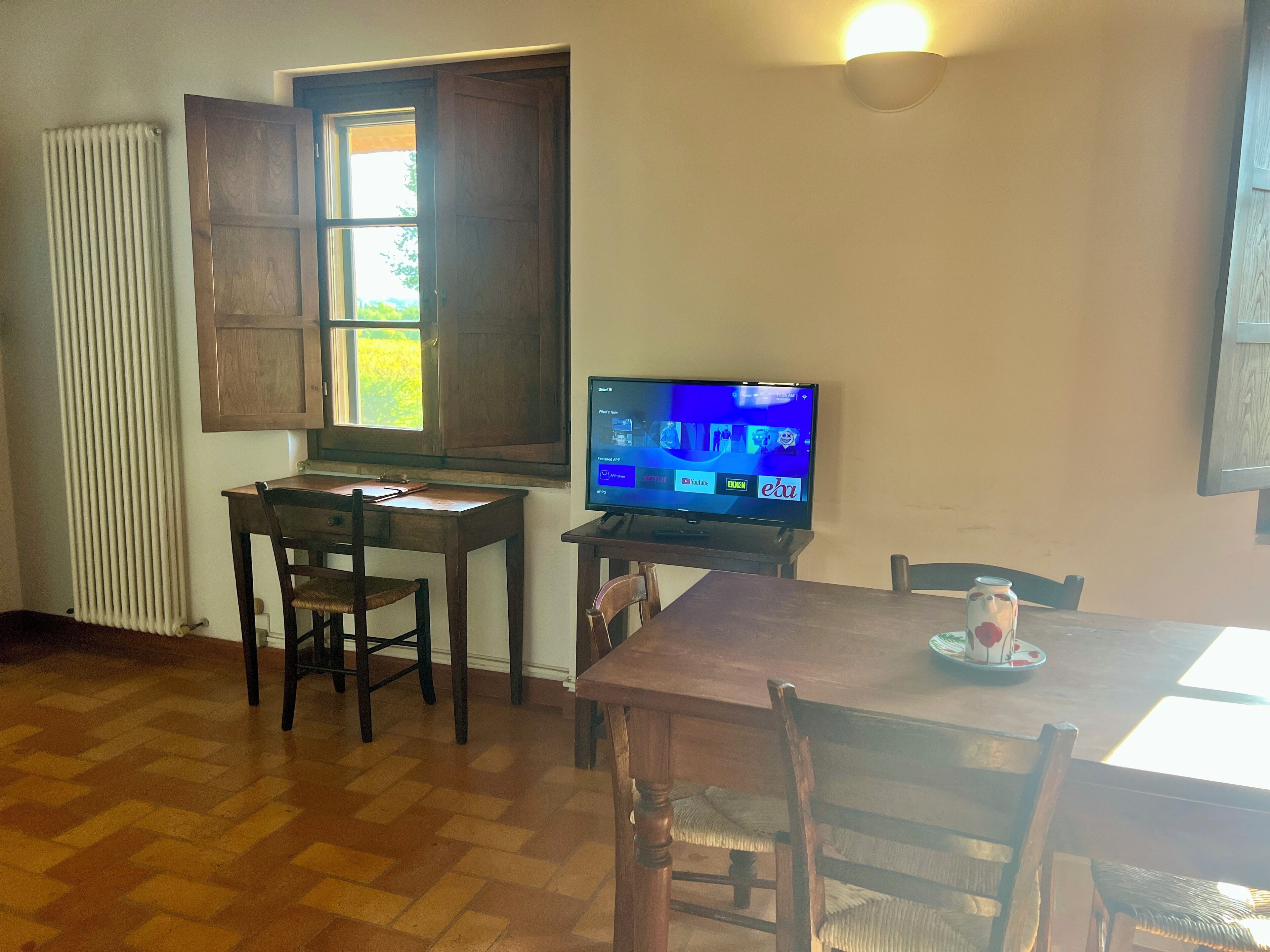 Appartement supérieur, vue sur le vignoble | Aire de séjour | Téléviseur connecté de 32 po avec télévision numérique