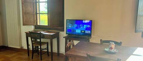 Appartement supérieur, vue sur le vignoble | Aire de séjour | Téléviseur connecté de 32 po avec télévision numérique