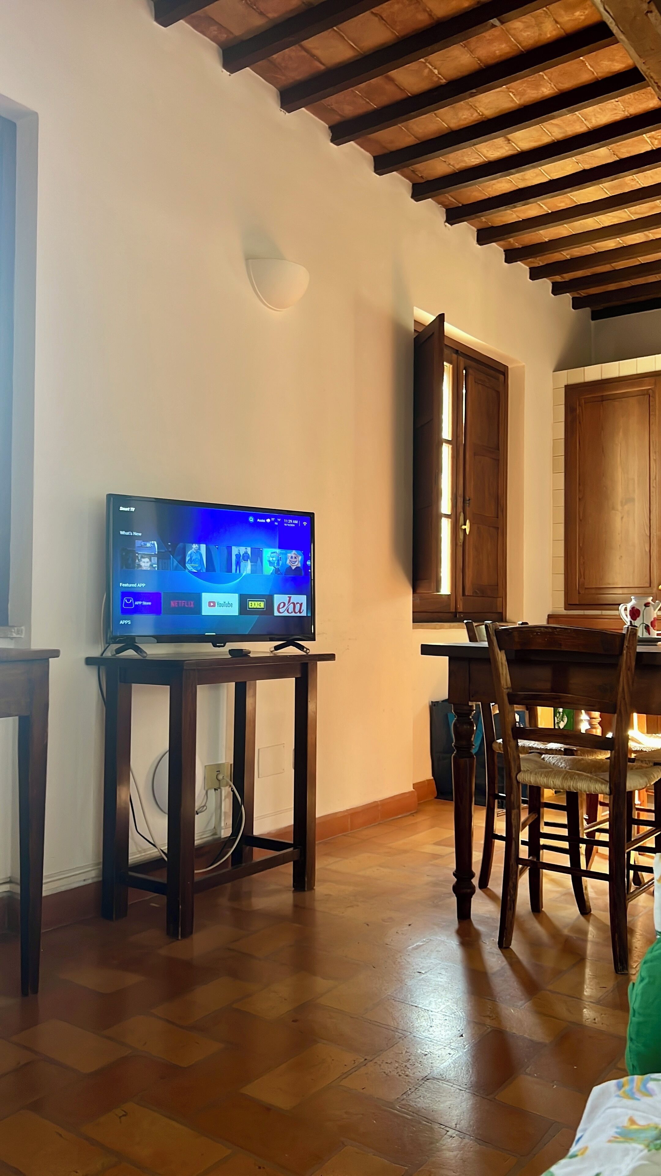Appartamento Superior, vista vigneti | Area soggiorno | Smart TV 32 pollici con canali digitali