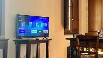 Appartamento Superior, vista vigneti | Area soggiorno | Smart TV 32 pollici con canali digitali