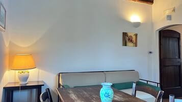 Appartamento Tradizionale | Area soggiorno | Smart TV 32 pollici con canali digitali