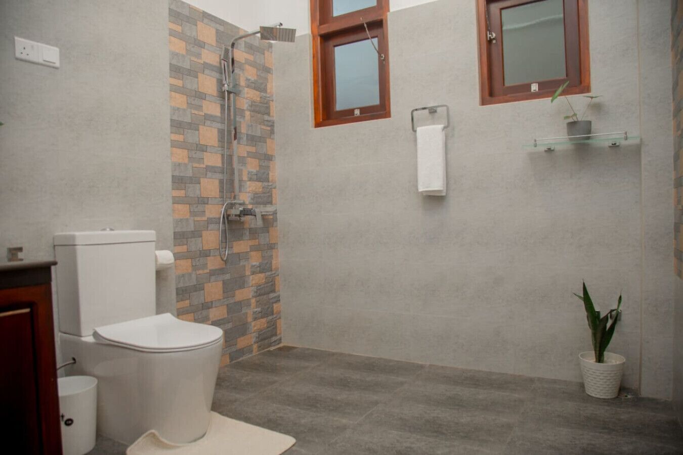 Un baño con ducha, inodoro y lavamanos.