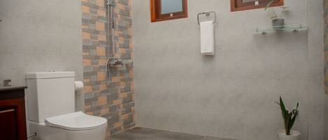 Un baño con ducha, inodoro y lavamanos.