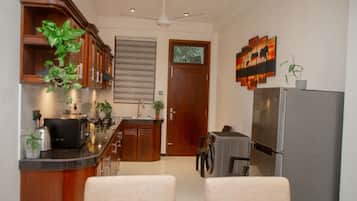 Kylskåp, mikrovågsugn, brödrost och grytor/köksredskap