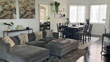 Een smart-tv, een open haard, boeken en een computerscherm