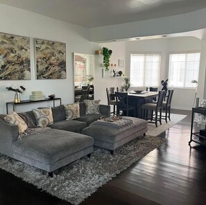 تلفزيون ذكي، مدفأة، كُتُب، شاشة كمبيوتر