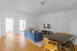 Interior - Midtown NYC 3BR/1BA Apartment Perfect for Groups! (New York)