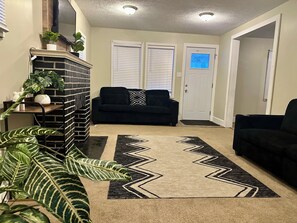 Smart TV - Comfy 3 Bedroom Entire Home With Cozy Vibes (Akron)