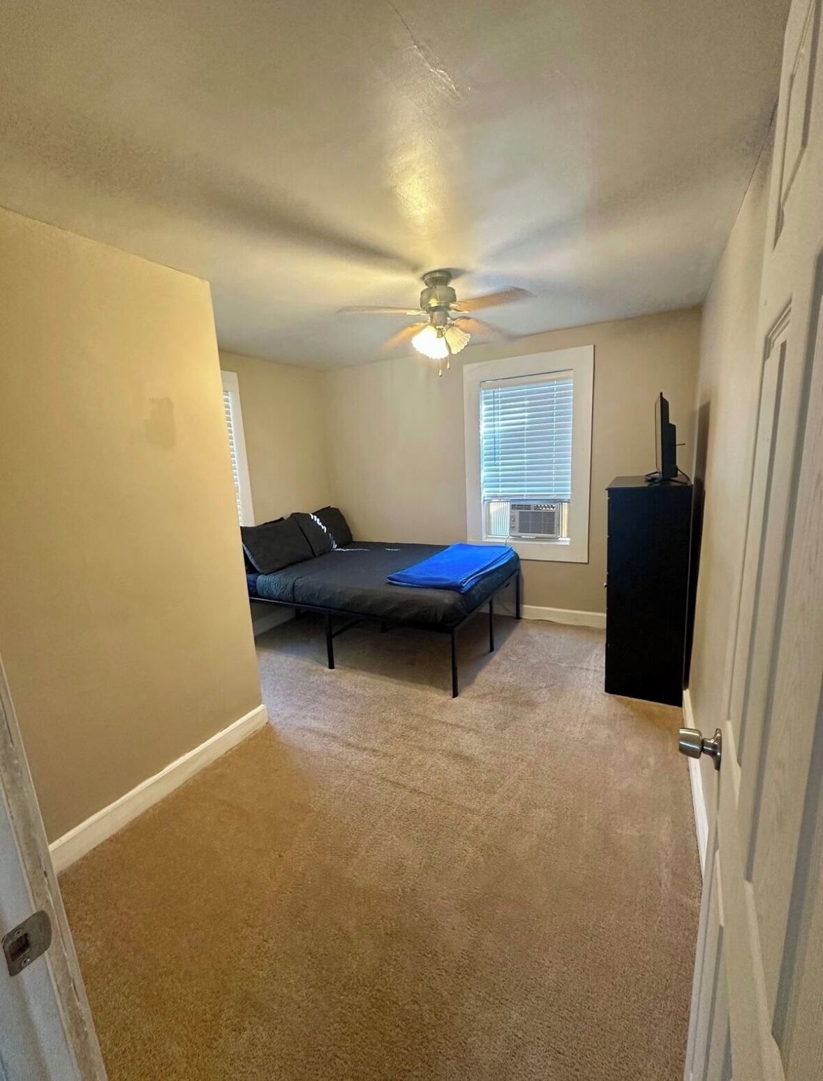 3 slaapkamers, een strijkplank/strijkijzer, gratis wifi, beddengoed