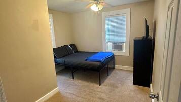 3 slaapkamers, een strijkplank/strijkijzer, gratis wifi, beddengoed