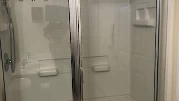 Douche, serviettes fournies, savon, papier toilette