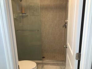 Dusche, Handtücher, Toilettenpapier
