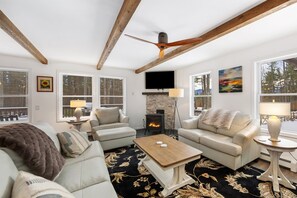 Smart TV y chimenea 