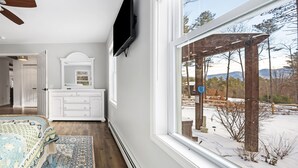 4 habitaciones, escritorio y tabla de planchar con plancha 