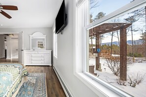 4 bedrooms, desk, iron/ironing board, travel crib