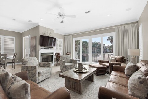 Views! Steps to Pool 1 min to Beach & free Setup, Lighthouse!
Read our Reviews!!