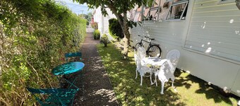 TWIN SINGLE ROOM ONLY Shared Bathroom @ LA CASA BONITA AUCKLAND 8 Bedroom Villa.