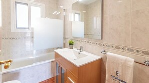 Een haardroger, handdoeken