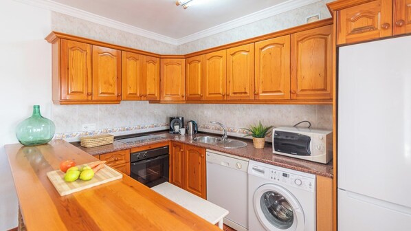 Een koelkast, een microgolfoven, een oven, een kookplaat