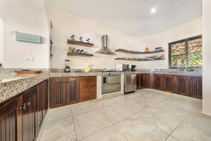 Réfrigérateur, micro-ondes, four, lave-vaisselle