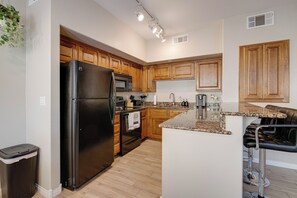 Kjøleskap, mikrobølgeovn, ovn og kokeplater