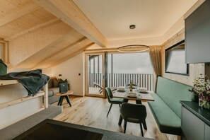 Televisión y chimenea 